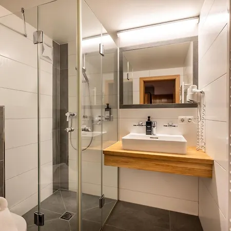 Schnitzl-eck 3* Флахау